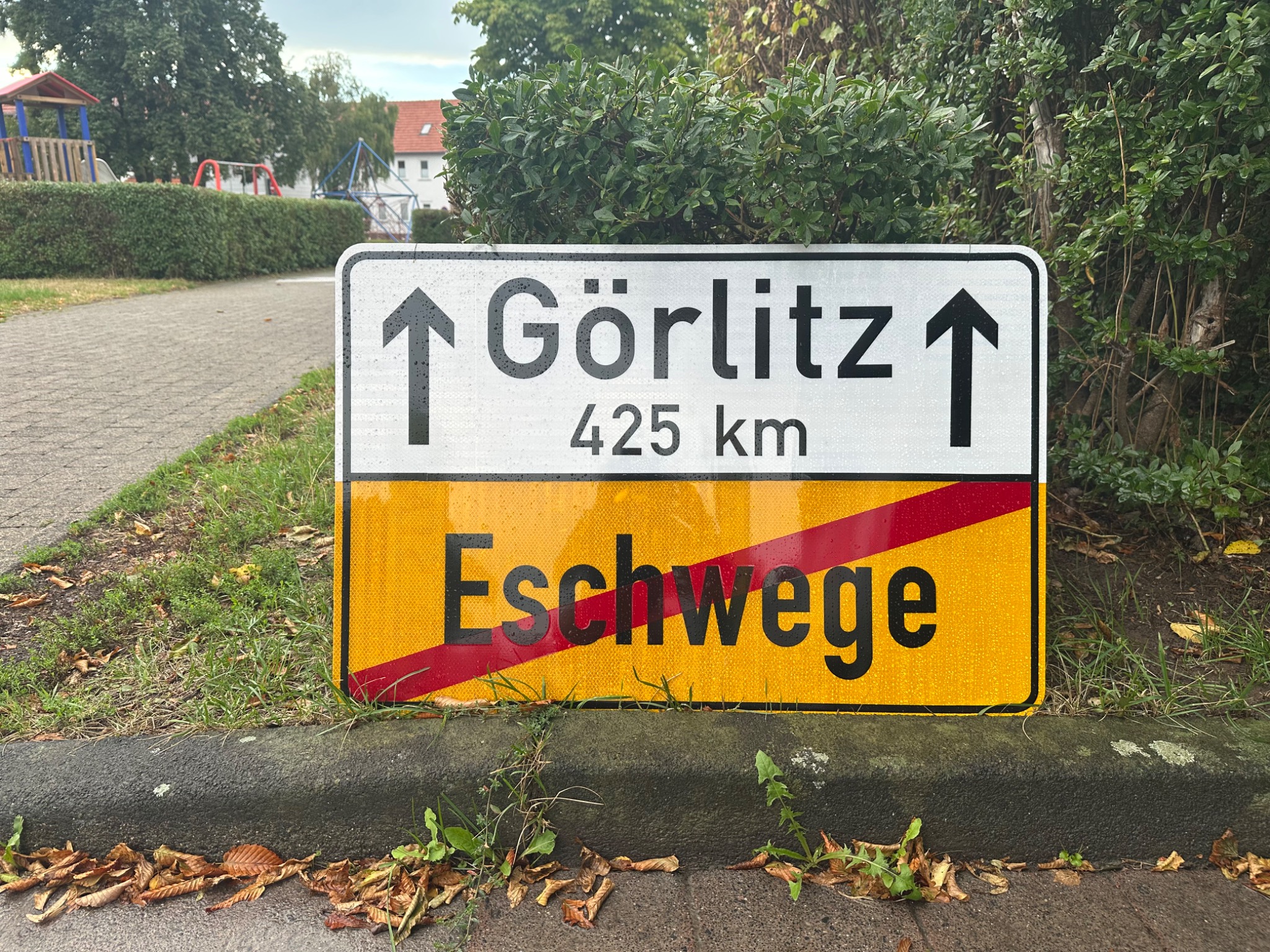 Schild am Start: Görlitz 425 km über dem durchgestrichenen Ortsnamen Eschwege